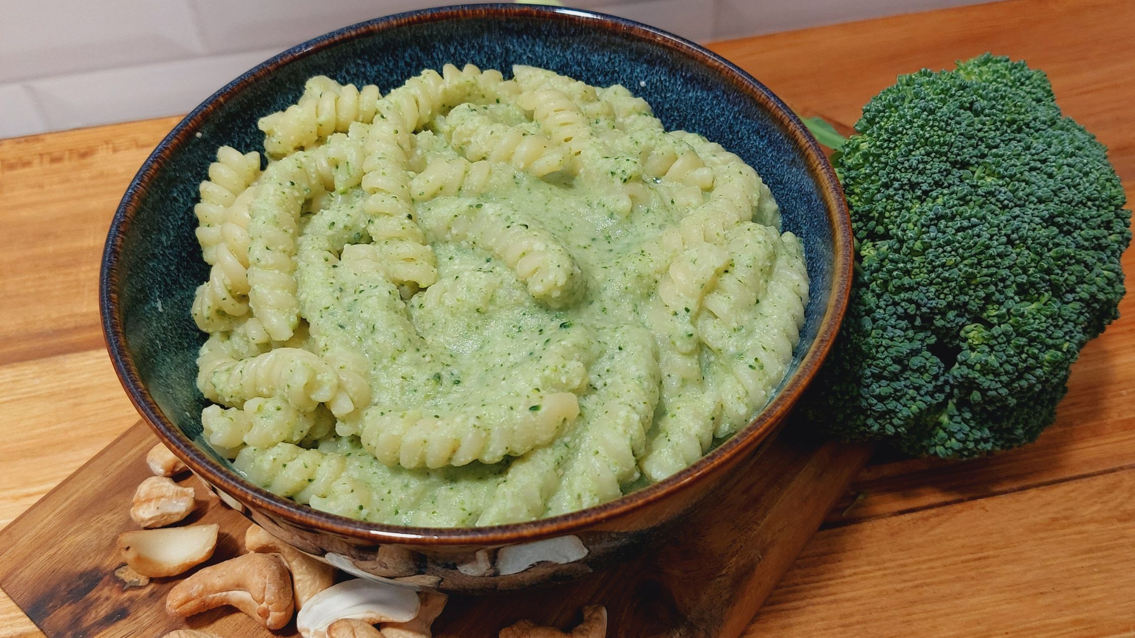 Scopri di più sull'articolo PASTA CON CREMA DI BROCCOLI E ANACARDI