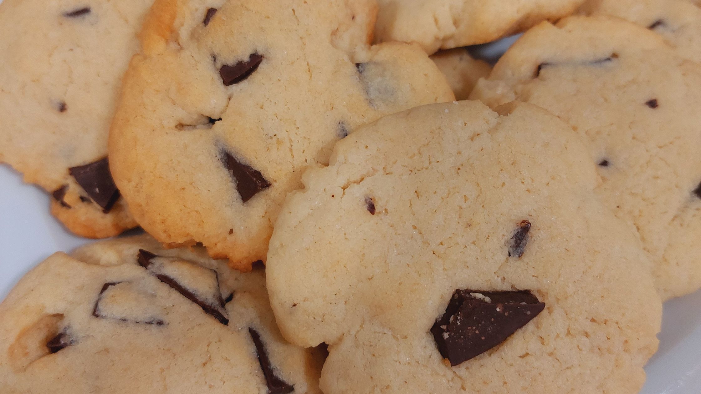 Scopri di più sull'articolo COOKIES CON SCAGLIE DI CIOCCOLATO