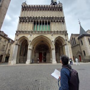 Orologio meccanico Jacquemart con automi sul campanile della Chiesa di Notre Dame a Digione